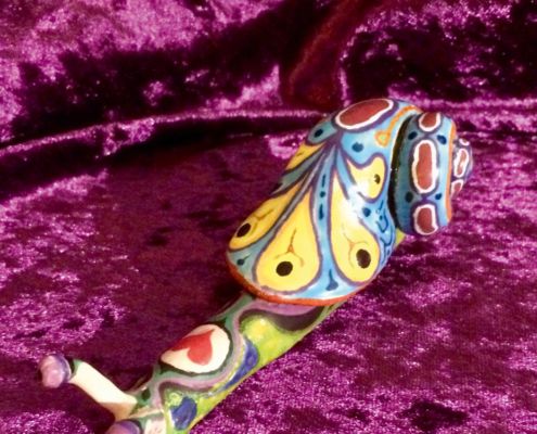 Elmar-Schuck_Hippie-Schnecke-mit-Schnurres_2026_Keramik-glasiert_4,5x12,5x3cm