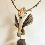 Ilona-Linke_Wendigo_2025_Schädel-Knochen-Federn-Zweigen-auf-Kopfstein_55x33x26cm
