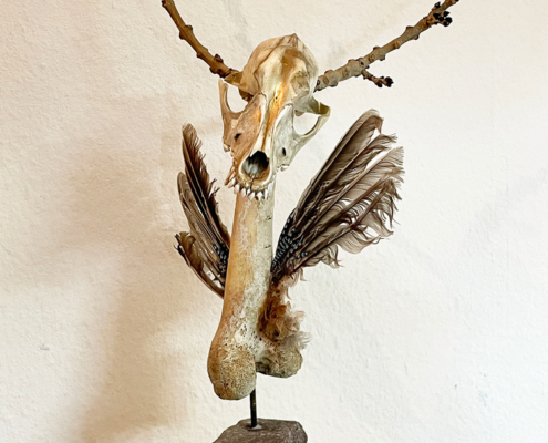 Ilona-Linke_Wendigo_2025_Schädel-Knochen-Federn-Zweigen-auf-Kopfstein_55x33x26cm