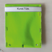 Kristina-Mörsch_KunstTüte_2026_Papier-Heftklammern-kleine-Kunstobjekte-inside_13,5x10,5x1cm