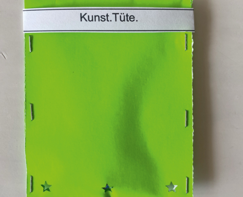 Kristina-Mörsch_KunstTüte_2026_Papier-Heftklammern-kleine-Kunstobjekte-inside_13,5x10,5x1cm