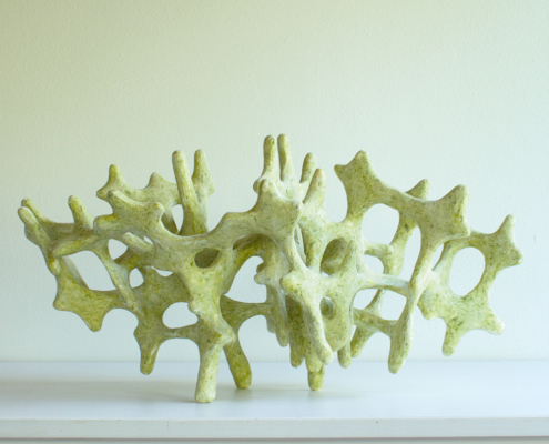Miep Adenacker_organische Form_2026_Papier, Pigmente_29x60x25cm
